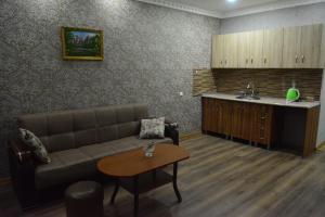 uma sala de estar com um sofá e uma mesa em ART-Rabat em Akhaltsikhe