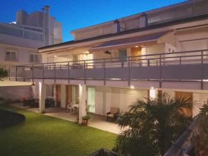ein großes Haus mit Balkon und Garten in der Unterkunft Cozy Loft Torremolinos in Torremolinos