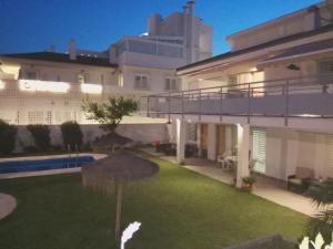 Der Swimmingpool an oder in der Nähe von Cozy Loft Torremolinos