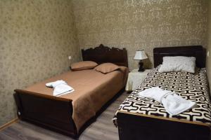um quarto com duas camas com toalhas em ART-Rabat em Akhaltsikhe