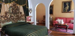 パレルモにあるPalazzo Violaの- ベッドルーム1室(ベッド1台、ソファ付)の写真2枚