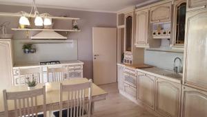 沃迪采的住宿－Pinta，厨房配有白色橱柜和桌椅
