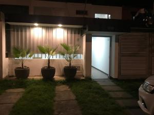 Un jardín fuera de Hotel OrangeTrip