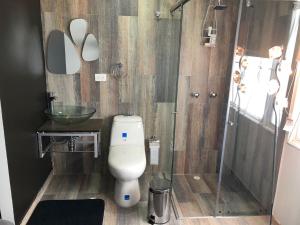 Un baño de Hotel OrangeTrip