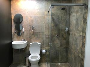 Un baño de Hotel OrangeTrip