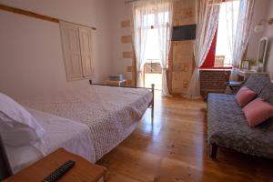 TV a/nebo společenská místnost v ubytování Green Door Apartment
