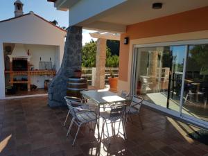a patio with a table and chairs on a house at Luar do Cano in Monchique