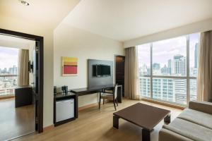 A seating area at Tryp by Wyndham Panama Centro