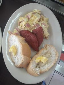 talerz jedzenia ze śniadaniem składającym się z jajek i chleba w obiekcie Hotel Costa del Sol w mieście Puerto Limón