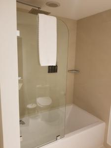 ハリウッドにあるRent in LYFE Resortのガラス張りのシャワーとトイレ付きのバスルーム