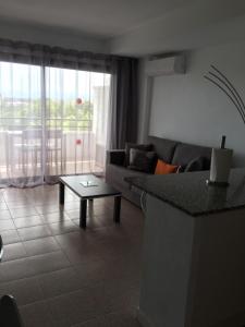 a living room with a couch and a table at Bonito y Acogedor Apartamento con fibra in Salou