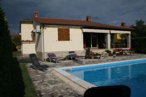 Fotografie z fotogalerie ubytování Family house on private property with pool v destinaci Žbandaj
