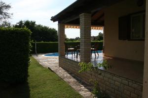 Fotografie z fotogalerie ubytování Family house on private property with pool v destinaci Žbandaj