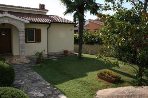 Fotografie z fotogalerie ubytování Family house on private property with pool v destinaci Žbandaj