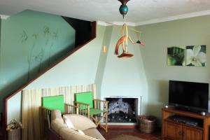 uma sala de estar com um sofá e uma lareira em River-side Villa em Vila Nova de Cerveira