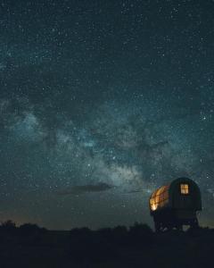 Eine sternenklare Nacht mit einem Schulbus auf dem Feld in der Unterkunft Shash Dine' EcoRetreat in Page