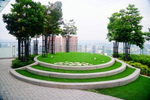 okrągły ogród z trawnikiem i drzewami w obiekcie Stay In The Heart of Kuala Lumpur - The Robertson w Kuala Lumpur