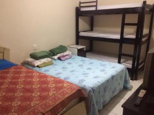 a small room with a bed and bunk beds at Casa Familiar em Campinas com 2 Quartos, 1 banheiro, 1 vaga para carro in Campinas