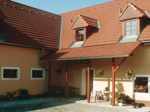 ein Haus mit einem roten Dach und einer Terrasse in der Unterkunft Rodinny penzion Kunc in Slavonice