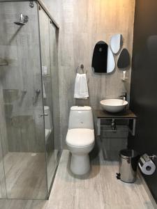 Un baño de Hotel OrangeTrip