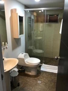 Un baño de Hotel OrangeTrip