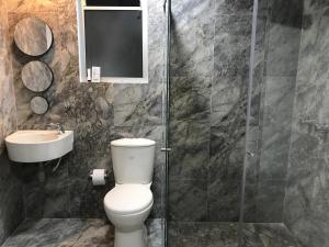Un baño de Hotel OrangeTrip