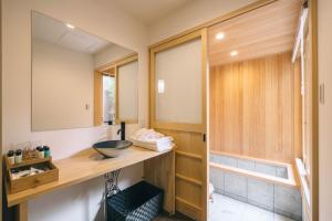 Ένα μπάνιο στο Miro Kujo Kawaramachi Tei +10 φωτογραφίες