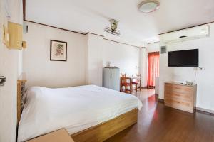 En eller flere senge i et værelse på The Aiyapura Bangkok