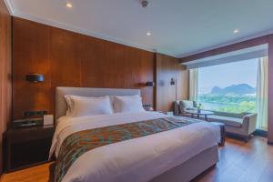 Un pat sau paturi într-o cameră la Jolie Vue Boutique Hotel Guilin (near Elephant Trunk Hill)