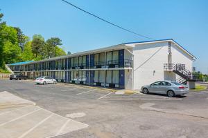 Un edificio con coches aparcados en un estacionamiento. en Motel 6-Cleveland, TN, en Cleveland 40 fotos más