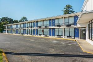 Un estacionamiento vacío frente a un edificio en Motel 6-Cleveland, TN, en Cleveland