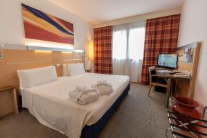 Łóżko lub łóżka w pokoju w obiekcie Best Western Palace Inn Hotel