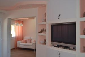 uma sala de estar com uma televisão de ecrã plano na parede em Двуспальная квартира возле дасуди em Limassol