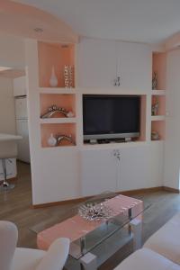 sala de estar con TV y mesa en Двуспальная квартира возле дасуди, en Limassol