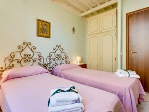 2 camas en una habitación con sábanas rosas en Il Fienile del Colle, en Pescia