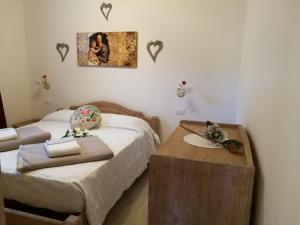 a bedroom with a bed and a table with a bed sidx sidx sidx at Al Salgiar in Tuenno