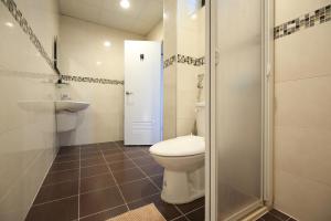 un piccolo bagno con wc e doccia di G.O.A.T Hostel a Città di Hualien