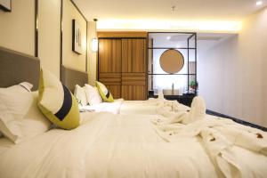 Postel nebo postele na pokoji v ubytování Guangzhou Homies Hotel