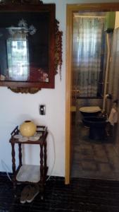 Guest House Roza في فربوسكا: حمام مع مرحاض وطاولة في الغرفة