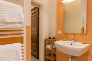 ein Bad mit einem Waschbecken und einem Spiegel in der Unterkunft B&B Ponte Manin in Verona