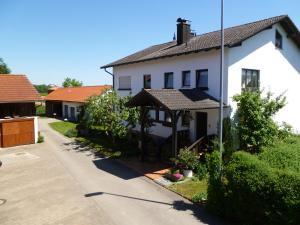 Casa blanca con cenador junto a la entrada en Haus Lissi, en Bad Füssing