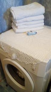 una pila de toallas encima de una lavadora en Guest House Roza, en Vrboska