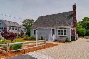 una casa con una valla delante en South Chatham Sunshine, en South Chatham