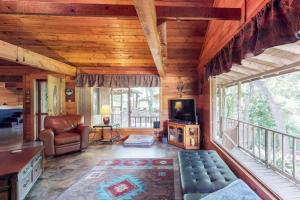 a living room with a couch and a television in a cabin at Creekside Casita in Schumannsville