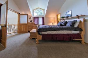 Een bed of bedden in een kamer bij Ski Slopes and Scenic Views