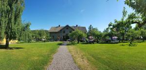 a path in front of a large house at STF Glasbruket Hostel & Apartments in Borensberg