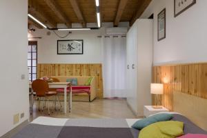 ヴェローナにあるLa Casa della Bouganvilleのベッドルーム1室(ベッド1台、テーブル、ソファ付)