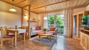 ein Wohnzimmer mit einem Sofa und einem Tisch in der Unterkunft Haus Wiesengrund in Frauenau