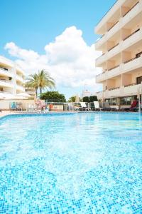 une grande piscine en face d'un hôtel dans l'établissement Invisa Hotel La Cala, à Santa Eulària des Riu