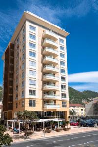 een hoog appartementencomplex in een stadsstraat bij Bentley Holiday Apartments - West One in Gibraltar
